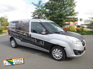 Autobelettering Graveertechniek Nederland. Opel Combo voorzien van diverse snijfolies en full colour wrap.